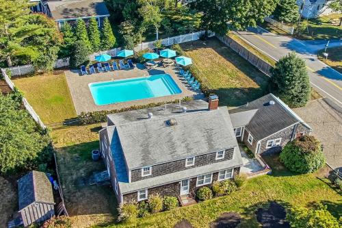 South Harwich House | Heated Pool AC 1 2 Mile to Beach