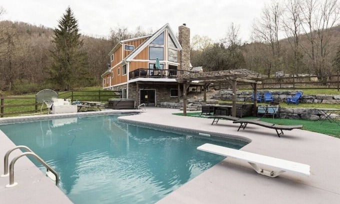 Alpine House | Heated Pool, Hot tub, pickleball, Sleeps 10, 70 acres to explore. Copper Ridge