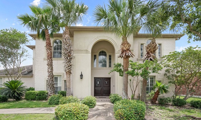 South Side House | Heated Pool + Hot Tub + 7 BR + 3 Kings + 20 min Beach + DT + BBQ + Pool Table