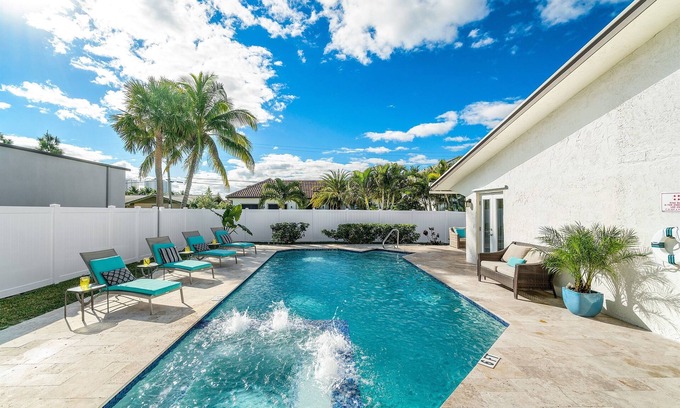 Singer Island House | Heated Pool/Htub & Pool Cabana w/TV Walk to Beach!