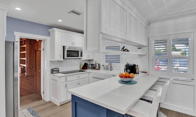 Dania Beach Villa | Heated Pool~Modern Villa~Outdoor TV, By the Beach