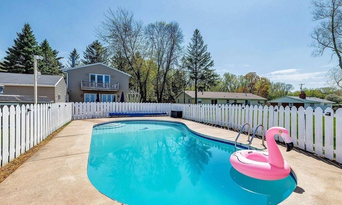 Green Bay House | HEATED POOL OPEN~WATERFRONT~Look out Dock~4 KINGs