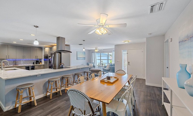 Trailer Estates House | Heated Pool, Perfect for Large Families, Groups