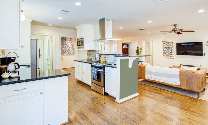 Woodlake - Briar Meadow House | Heated Pool Retreat 10min -> Galleria+Top Dining