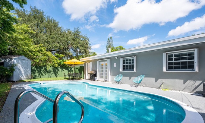 West Hollywood House | Heated Pool spacious House 5Beds-3Baths 10 guests