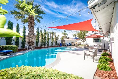 Tempe House | Heated pool, Sports Court, Pool table, King beds