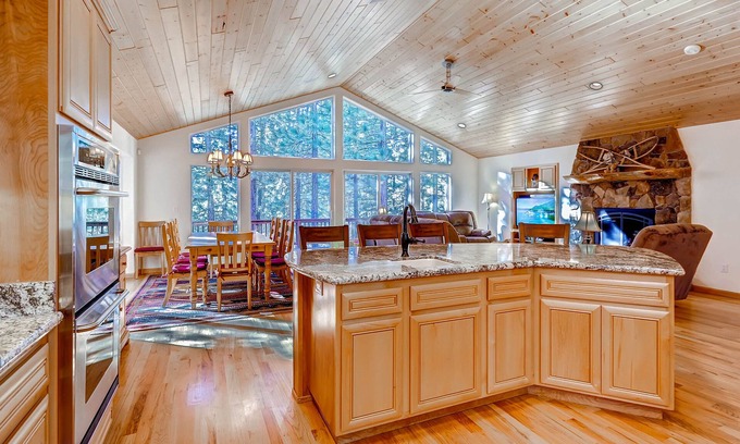 Montgomery Estates House | Heavenly Solitude - Pets , Hot Tub, 2 Living Areas, Modern