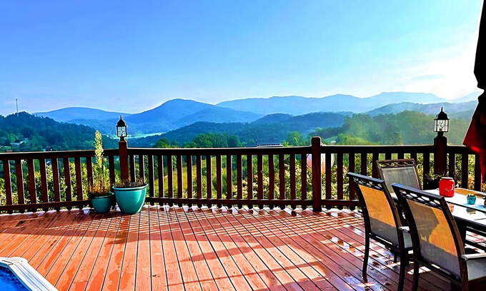 Sevierville Cabin | Heaven’s Kiss ~ Large Heated Pool ~ Theater ~ Game Room ~ Fire Pit ~ Private