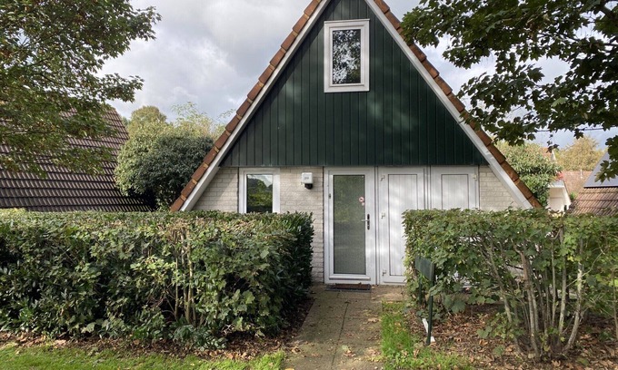 Gramsbergen House | Heerlijk Vakantiehuis aan de Vijver met Whirlpool en Open Haard! Huisdier Welkom