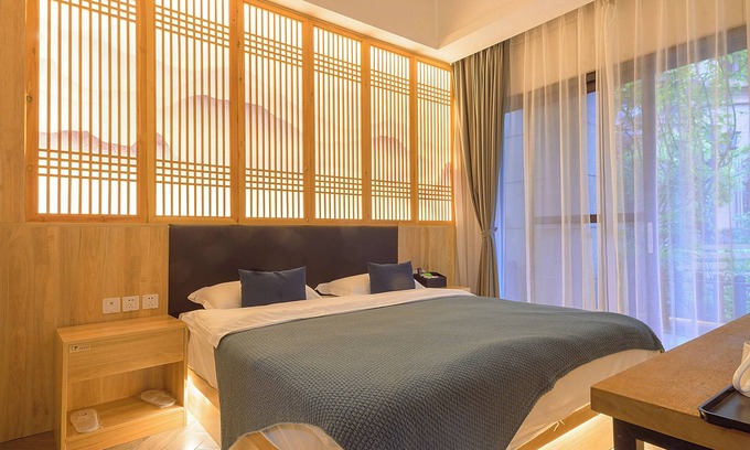 Emeishan House | Heinemann Hotel courtyard or terrace king room B208— with a jacuzzi and a local