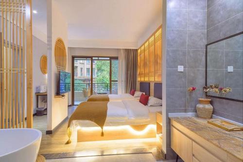 Emeishan House | Heinemann Hotel Terrace Double Room A206 with Jacuzzi and local amenities