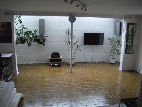 Munchen District Apartment | Helle große Souterrainwohnung mit eigenem Eingang