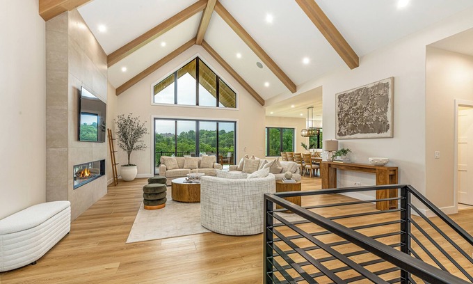 The Galena Territory House | HELLO Autumn! Luxury Home on The General - Golf Simulator, Hot Tub, VIEWS!
