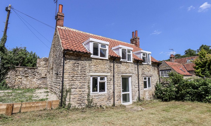 Thornton Dale Cottage | HEMDIN COTTAGE, pet friendly, with a garden in Thornton Dale