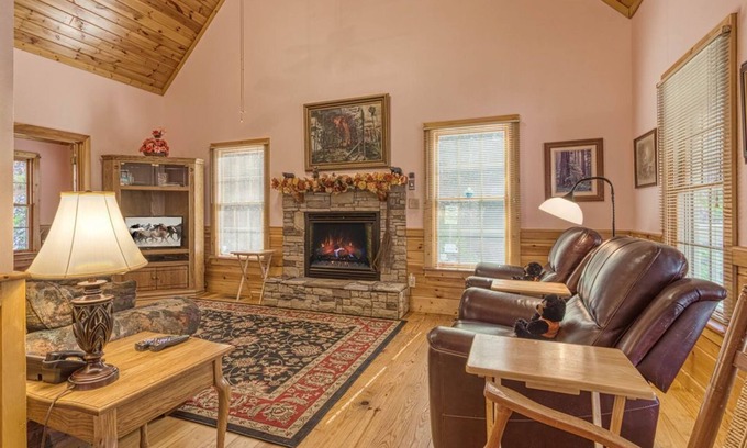 Gatlinburg - Pigeon Forge Cottage | Hemlock Hollow, Pool Access, FREE tickets each paid day, WIFI!