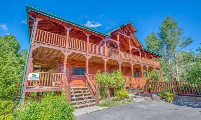 Smoky Mountains Cabin | Hemlock Inn | Perfect for Reunions or Teams!