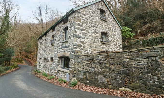 Llanrwst Cottage | HEN FELIN ISAF, pet friendly, character holiday cottage in Llanrwst