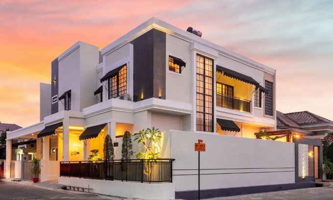 Purwokerto Villa | Hening Pool Villa