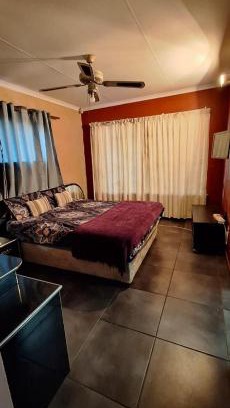 Valhalla House | Henning nest guest house
