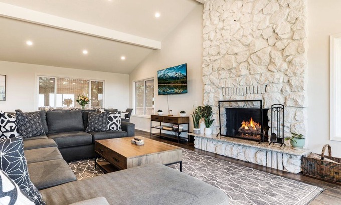 Dundee House | Henry's Hideout - Four King Bedroom Home Overlooking World Class Vineyards