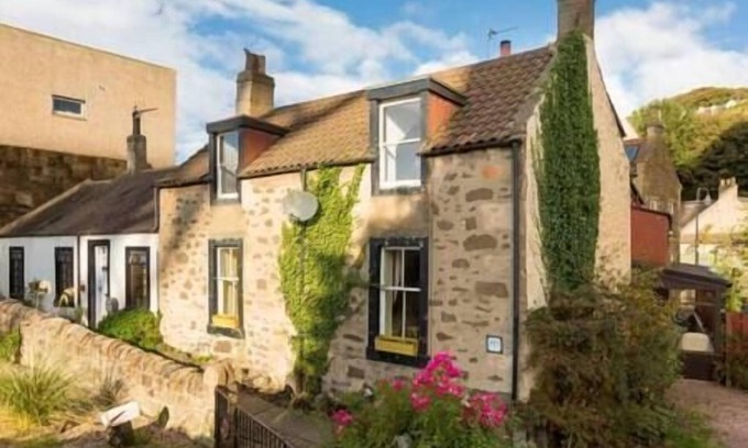 North Queensferry House | Heron House: The Forth Rail Bridge Cottage