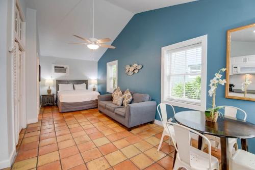 Uptown - Upper Duval House | Heron Suite - Southernmost Sanctuary