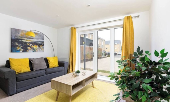 Hertford Apartment | Hertford Modern 2-Bedroom Flat Full Furnished TV 2 Bathrooms Full Kitchen