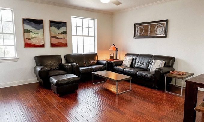 Riverside House | Hestia: Contemporary 3br Townhome in Austin with King, W/D, garage