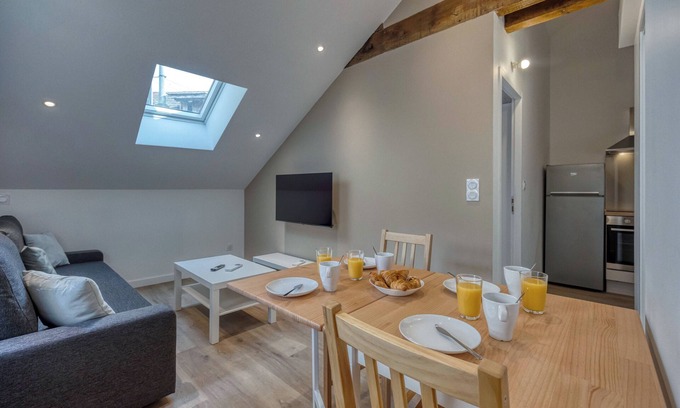 Secteur 1 Apartment | #HG | Beautiful T2 renovated in the hyper center, facing train station 🚅