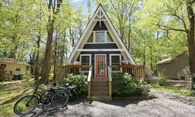 Ocean Pines Cabin | hi-A-tus A-frame in Ocean Pines with access to 5 pools and 10min to beaches! nnn