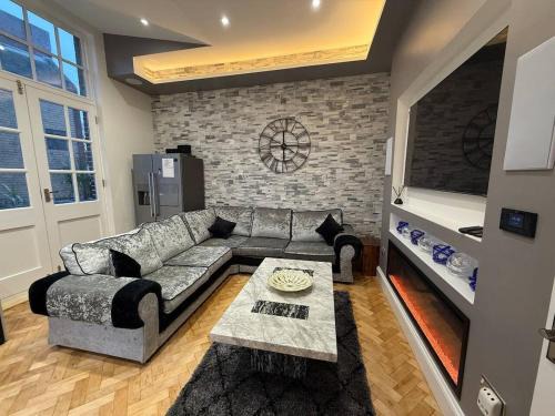 Fishponds Apartment | Hi spec Victorian apartment with Rooftop Hot tub