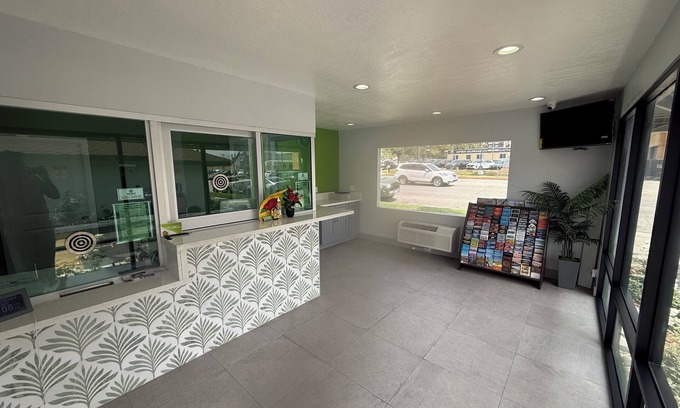 East Pasadena Hotel | Hi-Way Host Motel