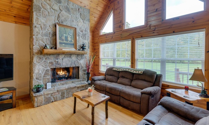 Hiawassee Cabin | Hiawassee Riverfront Cabin: 7 Mi to Lake Chatuge!