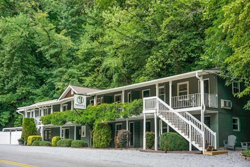 Chimney Rock Hotel | Hickory Falls Inn