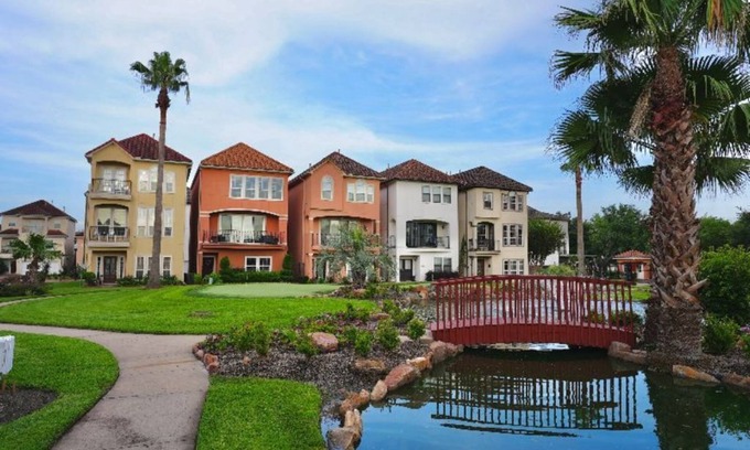 Sharpstown House | Hidden 4BR Mediterranean Home - 7 mins from the Galleria