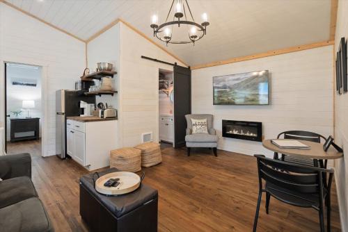 Whitefish House | Hidden Gem Cabin in Hungry Horse, Firepit, Close to Glacier