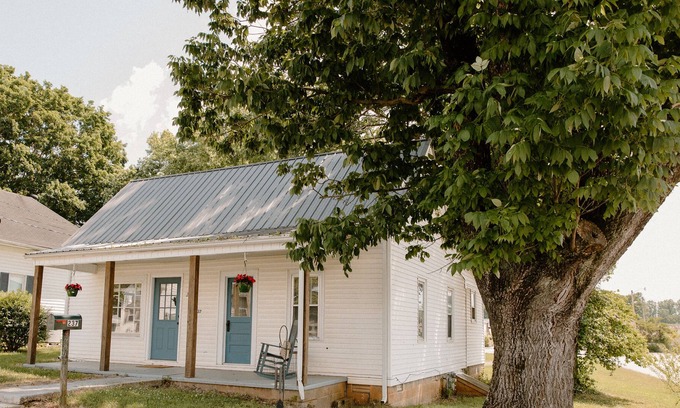 Sparta House | Hidden Gem Cottage in the middle of quaint, small town TN!