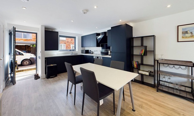 Cheltenham House | Hidden Gem | Free Parking | Wi -Fi | Courtyard