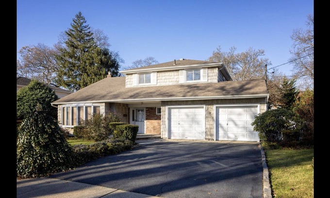 West Hempstead House | Hidden Gem - Private Studio located in the heart of a well manicured Garden!