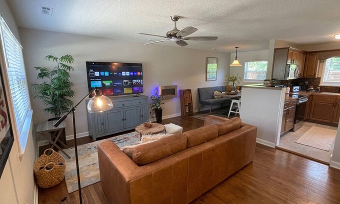 Fayetteville House | Hidden Gem! The Hogspitality House- Perfect Cottage- 5 min to Univ of Arkansas!