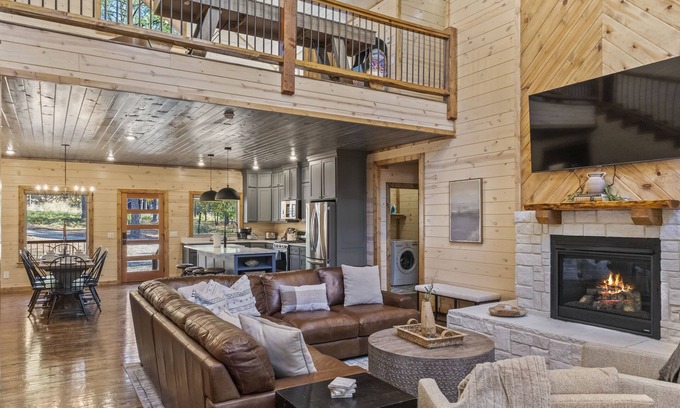 Pickens Cabin | Hidden Haven Lodge - Huge outdoor area, Hot tub, FREE firewood, Games!