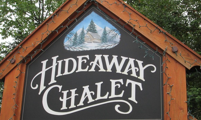 Killington House | Hideaway Chalet-Sleeps 24 Perfect location 2min to ski slopes HOT TUB
