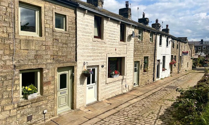 Barnoldswick House | Hideaway Cottage