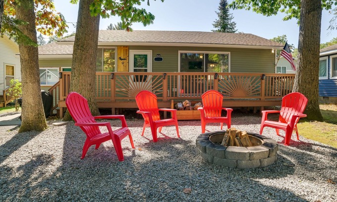Higgins Lake Cottage | Higgins Lake Cottage w/Private Fire Pit & Grill!