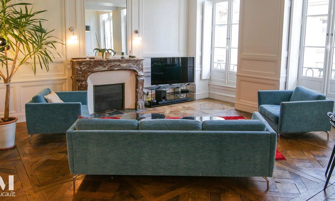 Centre Apartment | High-ceiling luxury apartment - moldings - renovated in 2019