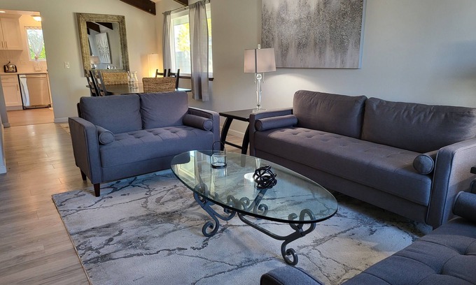 Victorville House | High Desert Dream 3bd/3bth, sleeps 8, fast Wi-Fi, smart TVs in all bedrooms
