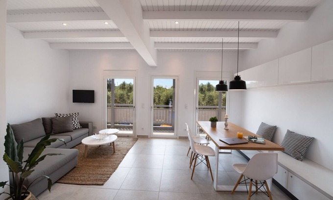 Tsoukaladhes Apartment | High-end Luxury Apartment & Convenient Location