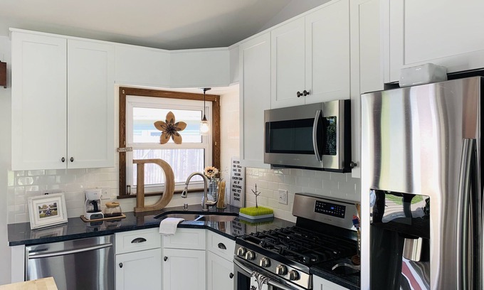 Huron House | High-End Private Pool Retreat ~ Great Location ~ Only 10 Minutes To Cedar Point!