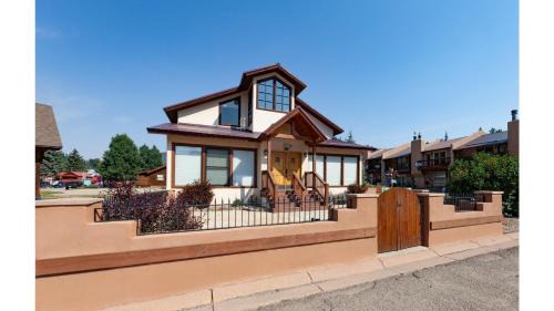 Red River House | High Expectations - In Town - New Property! - Fireplace - Adjustable Bed - Fenced Yard