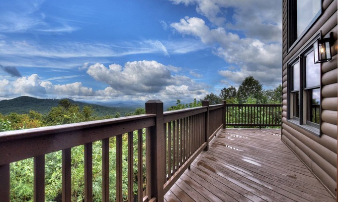 Mineral Bluff Cabin | High Five Lodge- Long Distance Mountain View | Hot Tub | Outdoor Fireplace | Game Room